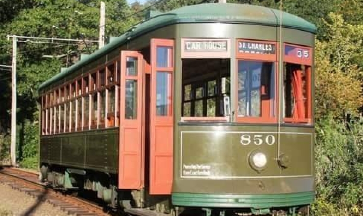 Red and green trolley at the Shoreline Trolley Museum